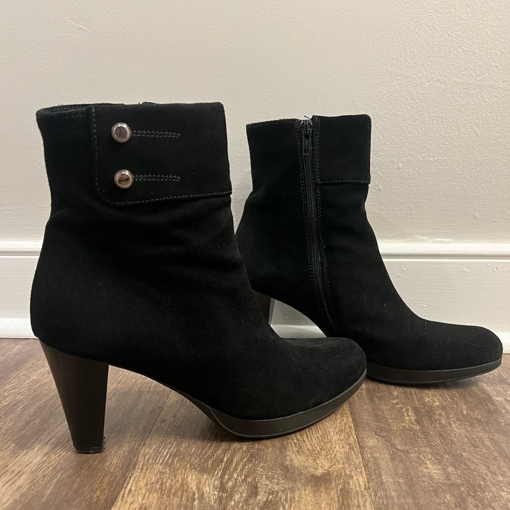 La Canadienne “Mirabelle” Black Suede Ankle Boots size 9
